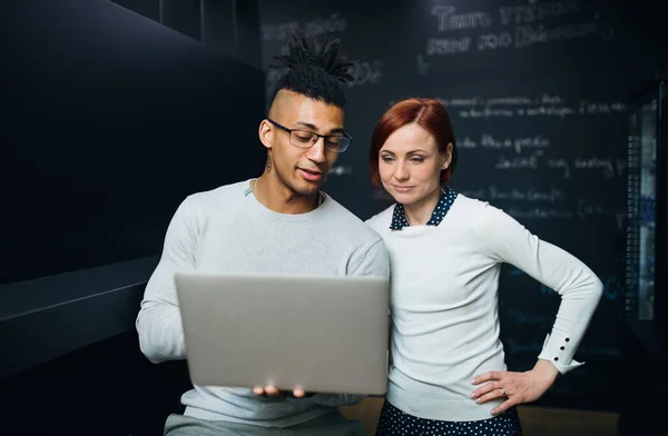 Zwei junge Unternehmer mit Laptop im Büro, Start-up-Konzept. — Stockfoto