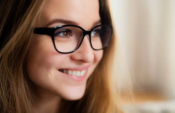 Een close-up portret van een jonge vrouwelijke student die binnenshuis staat. — Stockfoto