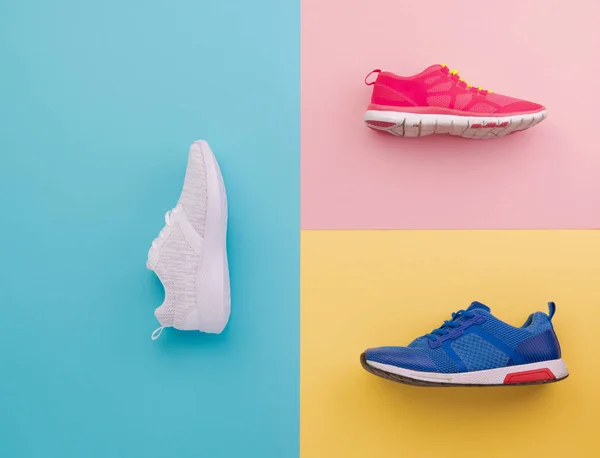 Un plan studio de chaussures de course sur fond de couleurs vives. Pose plate . — Photo