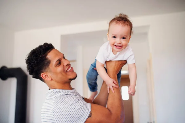 Baba ve küçük küçük oğlu evde kapalı bir portre, oynarken. — Stok fotoğraf