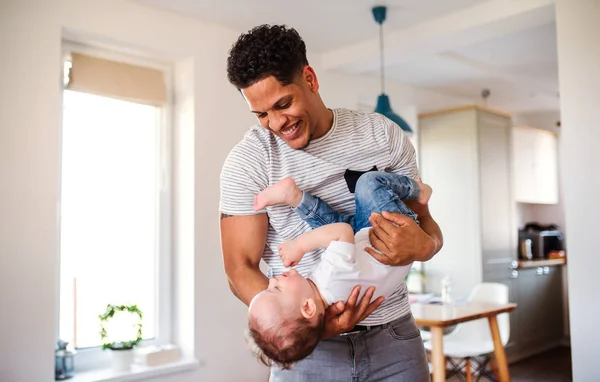 Un retrato de padre e hijo pequeño en casa, jugando . — Foto de Stock