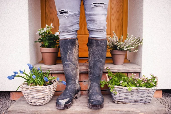 Un milieu de jeune homme jardinier debout devant la porte à la maison . — Photo