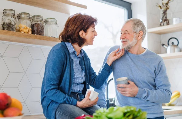 Ritratto di una coppia di anziani innamorati in casa, con in mano un caffè . — Foto Stock