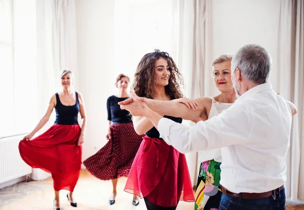 Группа пожилых людей в классе танцев с учителем танцев . — стоковое фото