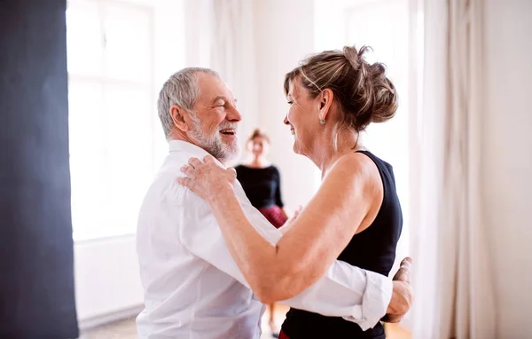 在社区中心参加舞蹈班的老年夫妇. — 图库照片
