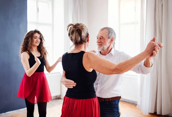 Casal sênior em aula de dança com professor de dança . — Fotografia de Stock
