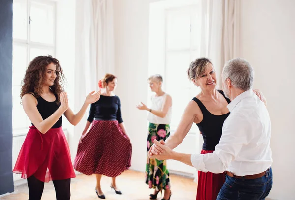 Grupa starszych osób w tańcu klasy z nauczycielem tańca. — Zdjęcie stockowe