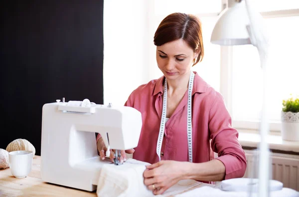 Young creative woman in a studio, working. A startup of tailoring business. — Stock Photo, Image
