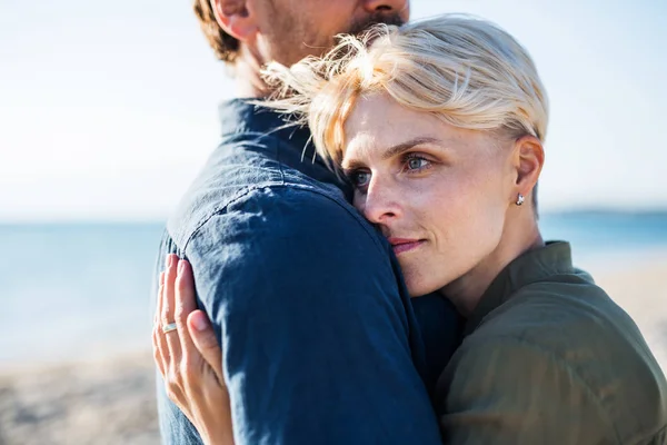 Midsectie van jong stel staande buiten op het strand, knuffelen. Ruimte kopiëren. — Stockfoto