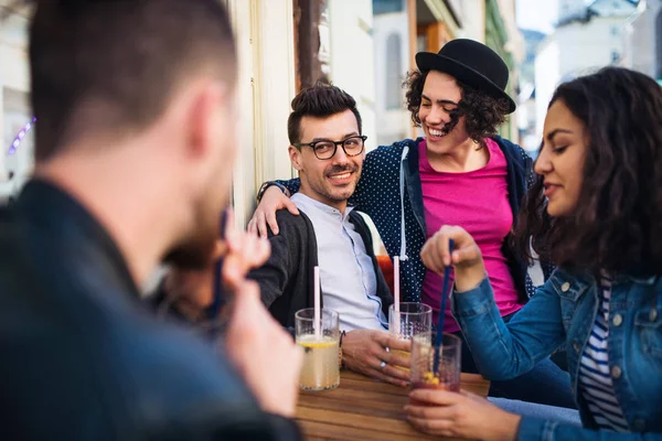 屋外カフェに座って話をしている若い友人のグループ. — ストック写真