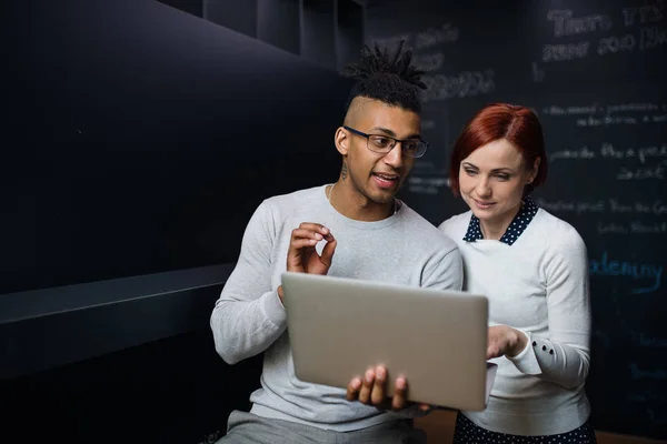 Zwei junge Unternehmer mit Laptop im Büro, Start-up-Konzept. — Stockfoto