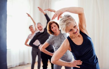 Toplum merkezi kulübünde egzersiz yapan üst düzey kişilerden oluşan bir grup.