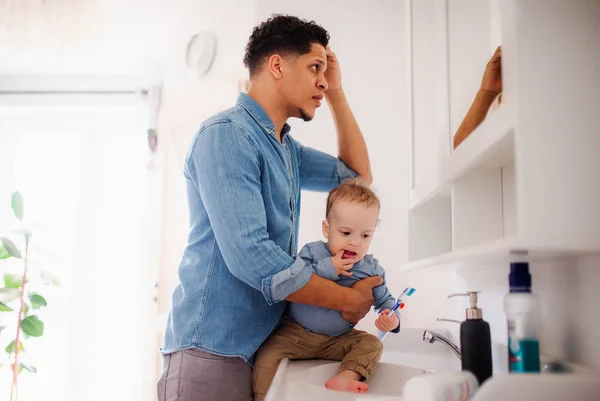 Padre e hijo pequeño en un baño interior en casa, lavado . — Foto de Stock