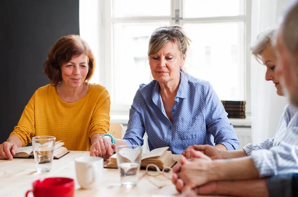 Seniora personer i bibelläsning grupp i Community Center Club. — Stockfoto