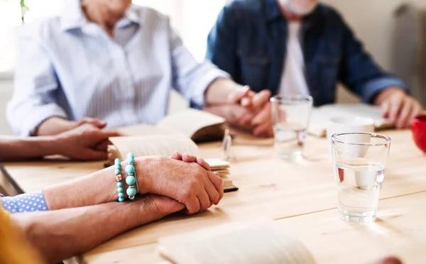 Senioren in Bibellesegruppe im Dorfgemeinschaftshaus. — Stockfoto