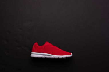 Siyah arka planda ayakkabı koşu bir stüdyo fotoğrafı. Düz yatıyordu.