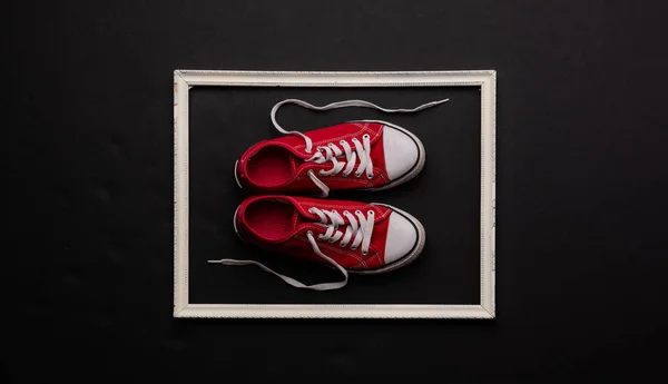 Uma foto de estúdio de um par de sapatos de lona em fundo preto. Depósito plano . — Fotografia de Stock