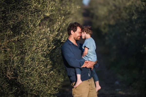 Far med liten dotter stående utomhus av olivträdet. — Stockfoto