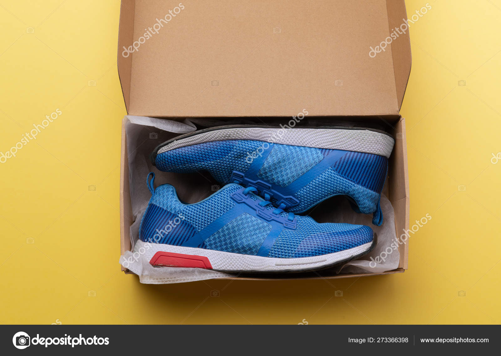 纸盒里一双跑鞋的工作室拍摄。平铺. u2014 图库照片©halfpoint#273366398