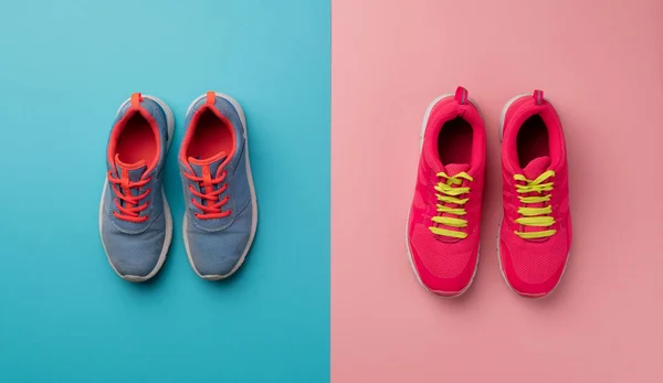 Un plan studio de chaussures de course sur fond de couleurs vives. Pose plate . — Photo