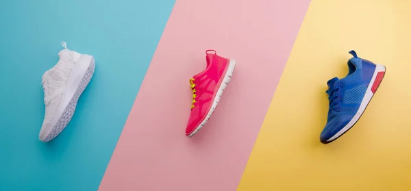 Una foto de estudio de zapatillas de running sobre fondo de color brillante. Puesta plana . — Foto de Stock