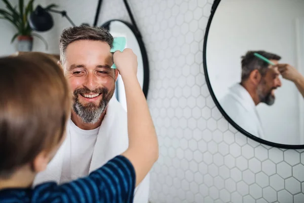 Padre maturo con figlio piccolo in bagno al mattino . — Foto Stock