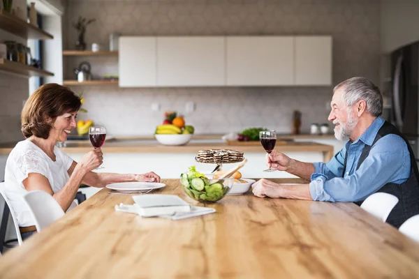 Starší dvojice milují oběd doma a mluví. — Stock fotografie