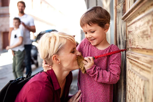 Midsection av ung familj med två små barn utomhus i stan, ha kul. — Stockfoto