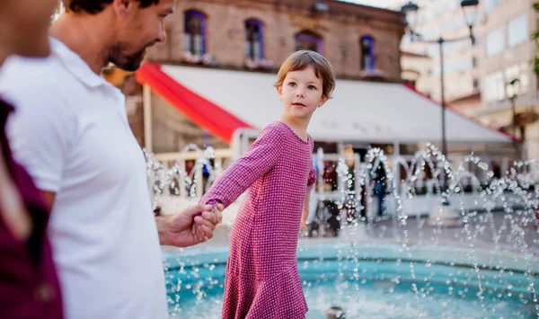 Pais com pequena daugther se divertindo ao ar livre na cidade . — Fotografia de Stock