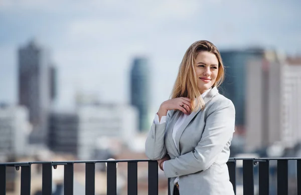 Porträt einer jungen Geschäftsfrau, die im Freien steht. Kopierraum. — Stockfoto