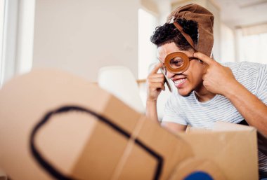 Evde pilot gözlüklü baba, tanınmayan çocukla oynuyor..