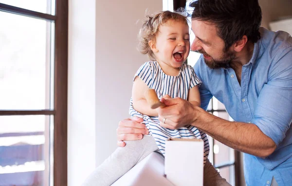 Mogen pappa med liten dotter leker inomhus hemma. — Stockfoto