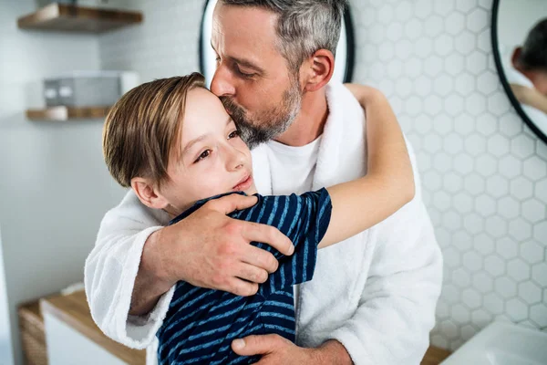 Ayah dewasa dengan anak kecil di kamar mandi di pagi hari, mencium . — Stok Foto