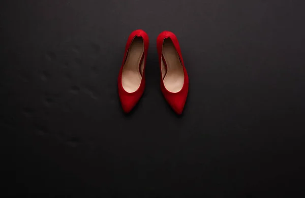 Una foto de estudio de un par de zapatos de tacón alto sobre fondo negro. Puesta plana . — Foto de Stock
