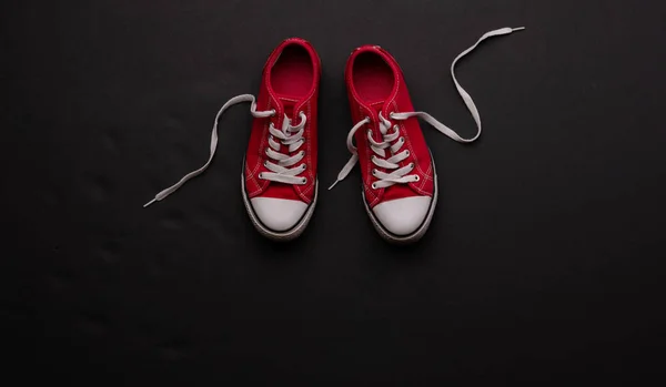 Uma foto de estúdio de um par de sapatos de lona em fundo preto. Depósito plano . — Fotografia de Stock