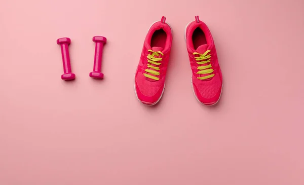 Studio shot of running shoes and dumbbells on color background. Flat lay. — Stock Photo, Image