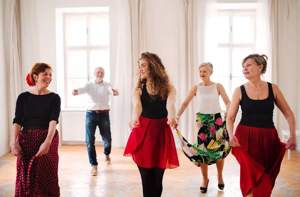 Grupo de personas mayores en clase de baile con profesor de baile . — Foto de Stock