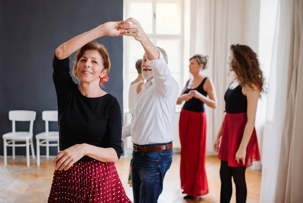 Grupo de personas mayores en clase de baile con profesor de baile . —  Fotos de Stock