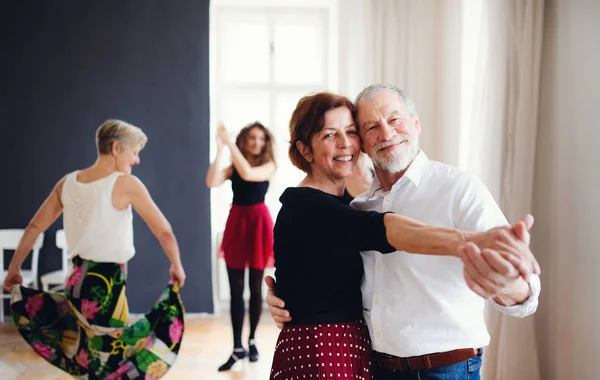 Grupo de idosos em aula de dança com professor de dança . — Fotografia de Stock