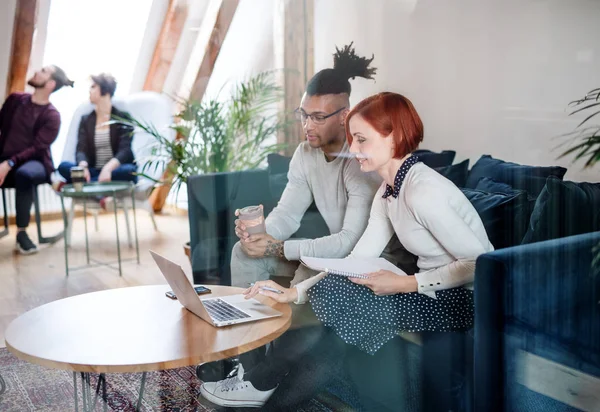 Gruppe junger Unternehmer mit Laptop im Büro, Start-up-Konzept. — Stockfoto