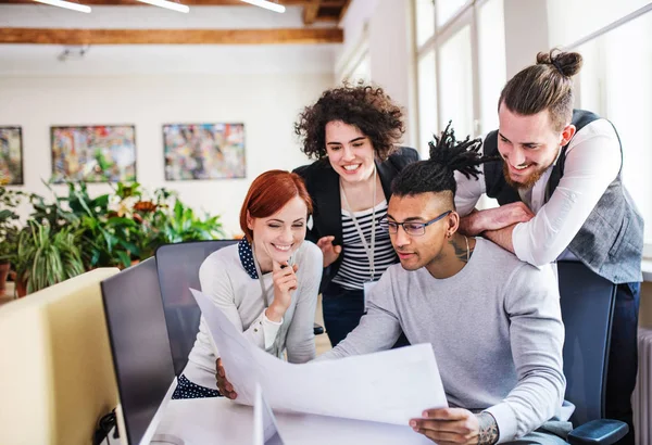 Grupo de jóvenes empresarios que trabajan en el cargo, concepto de start-up . —  Fotos de Stock