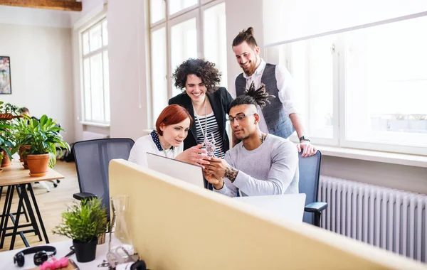 Gruppe junger Geschäftsleute im Büro, Gründungs-Konzept. — Stockfoto