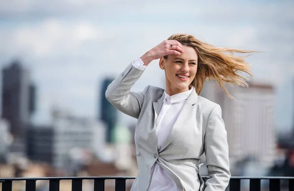 Porträt einer jungen Geschäftsfrau, die im Freien steht. Kopierraum. — Stockfoto