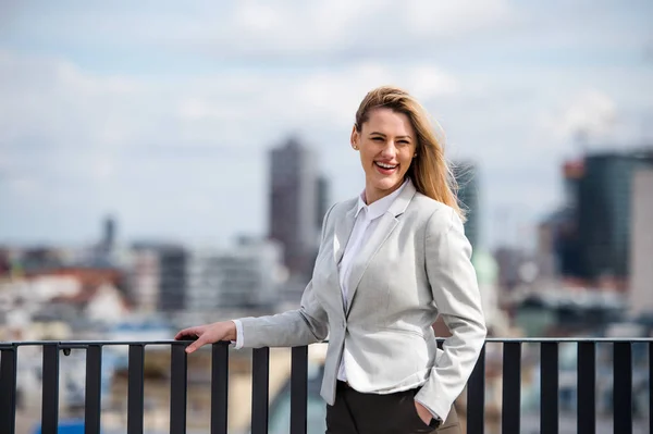 Een portret van een jonge zakenvrouw die buiten staat. Ruimte kopiëren. — Stockfoto