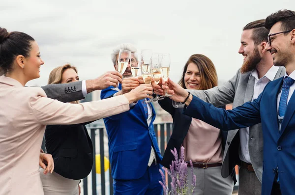 Um grupo de empresários alegres que fazem uma festa ao ar livre no terraço da cidade . — Fotografia de Stock