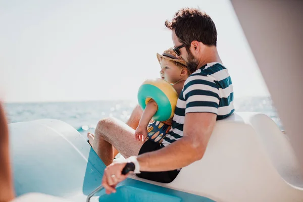 Padre con hijo pequeño sentado en barco en vacaciones de verano . —  Fotos de Stock