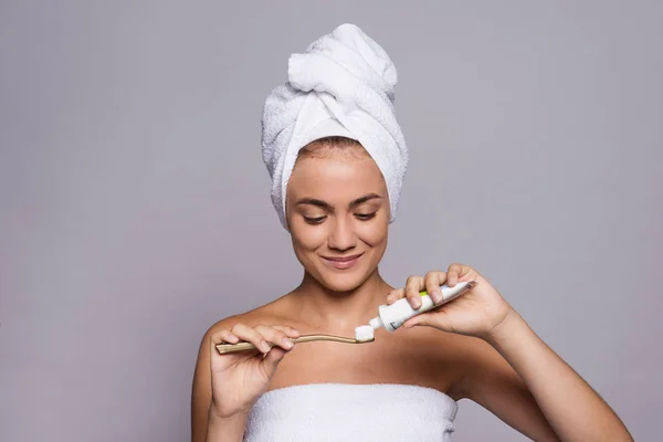 Porträt einer jungen Frau mit Zahnbürste im Atelier, Schönheits- und Hautpflege. — Stockfoto