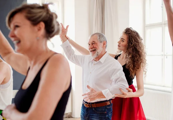 Group of senior people in dancing class with dance teacher. — Stock Photo, Image