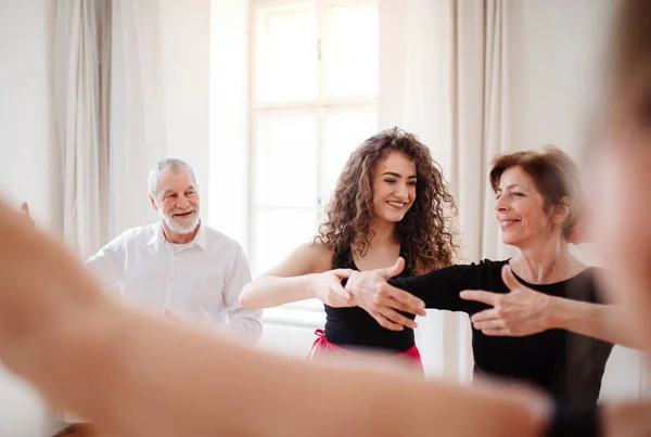 Grupo de personas mayores en clase de baile con profesor de baile . — Foto de Stock