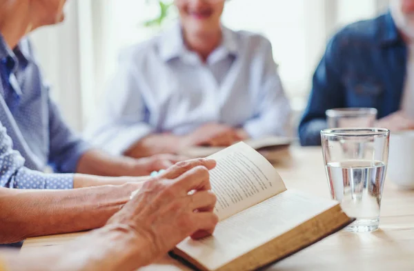 Midsectie van ouderen in Bijbel reading groep in Community Center Club. — Stockfoto